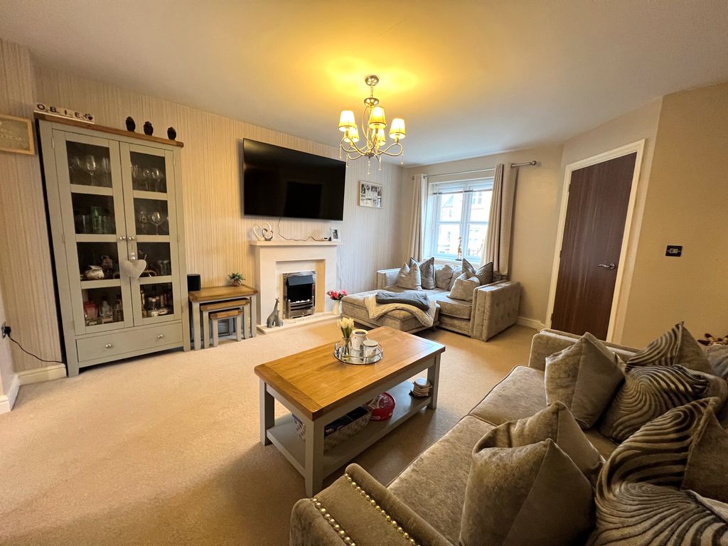 Property photo 3 of 18 Lounge