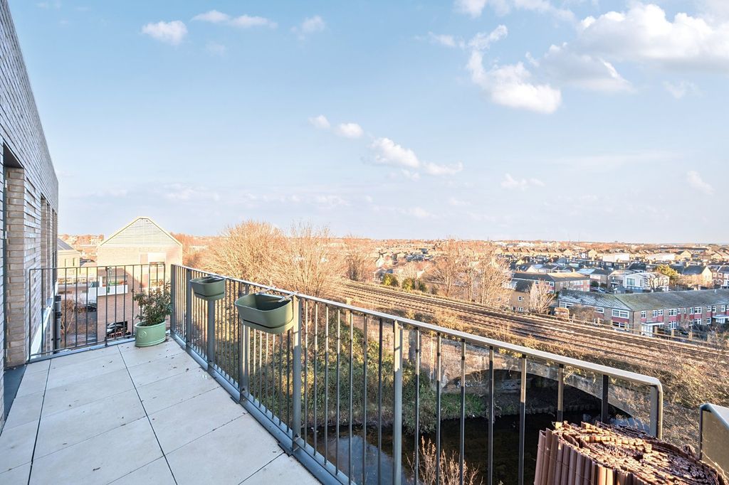 Property photo 2 of 16 Picture No. 21