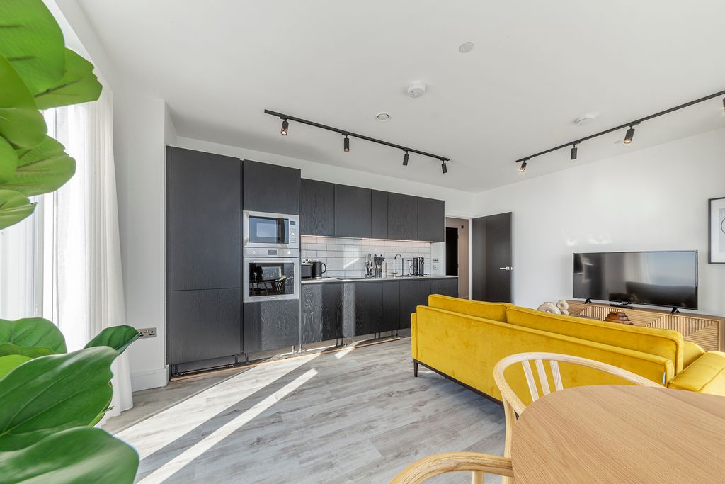 Property photo 2 of 21