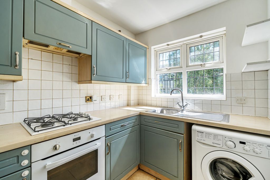 Property photo 2 of 19 1325151-7-687230A...