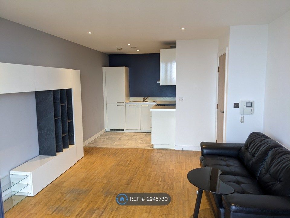 Property photo 2 of 9 Living Room / Kitchen