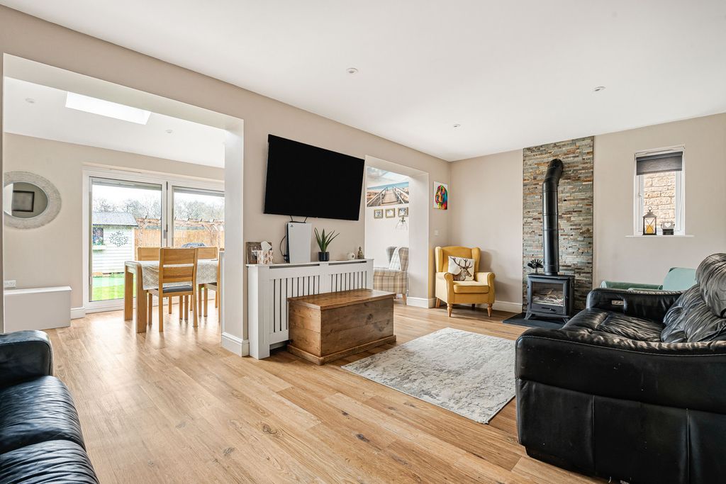 Property photo 2 of 28