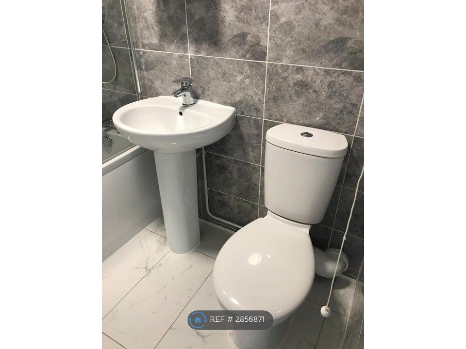 Property photo 3 of 18 Bathroom