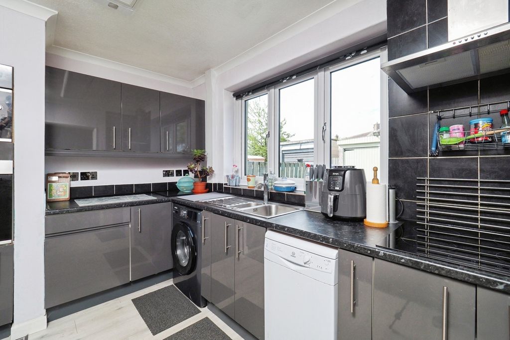 Property photo 2 of 15 Fitted Kitchen
