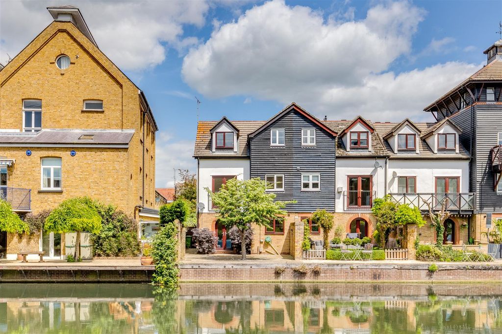 Property photo 1 of 21 Albany Mews 3-39.Jpg