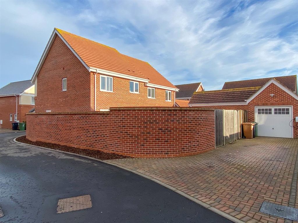 Property photo 2 of 17 Driveway &amp; Garage.Jpg