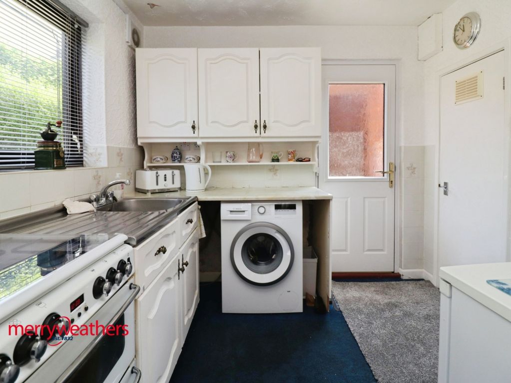 Property photo 3 of 10 Kitchen