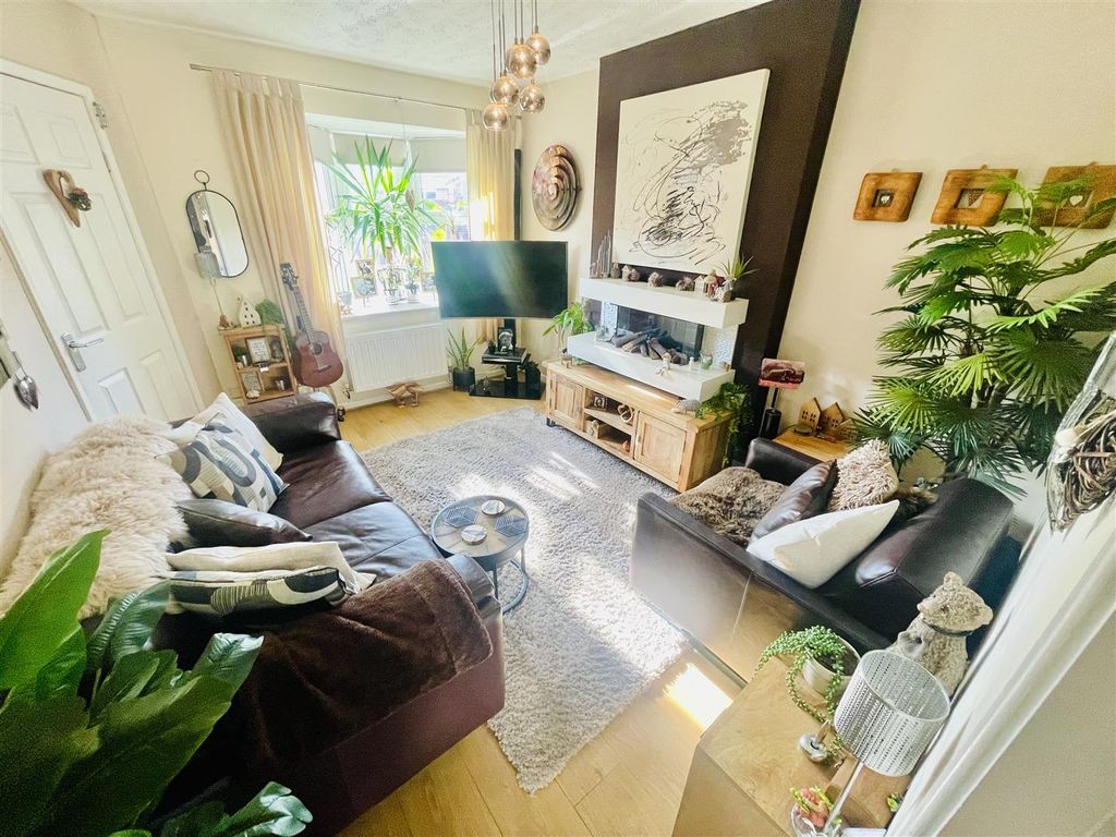 Property photo 3 of 17 Lounge