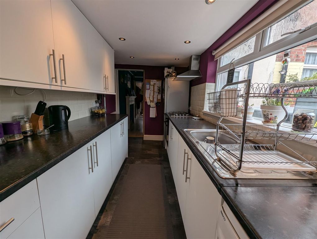 Property photo 2 of 10 Kitchen