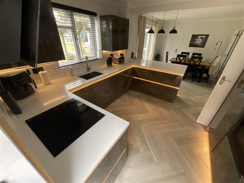 Property photo 3 of 11 Kitchen
