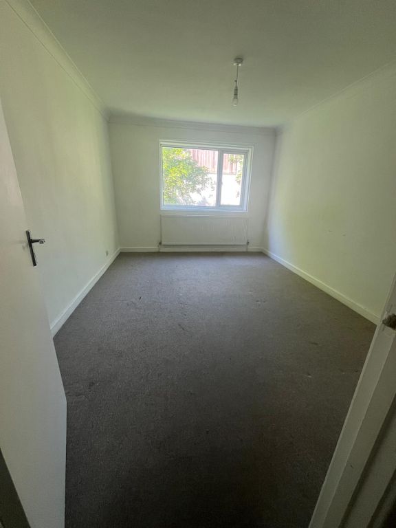 Property photo 1 of 5 2 Bed Flat To Rent Memorial Close, Hounslow Tw5 0Ln
