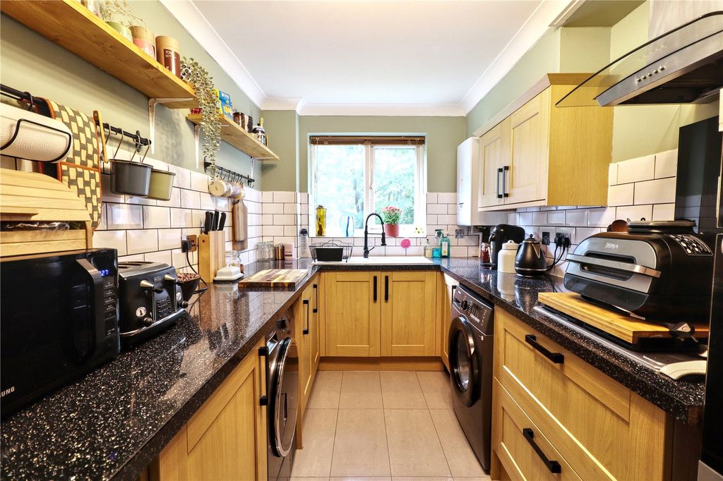 Property photo 3 of 11 Kitchen