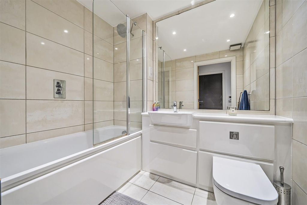 Property photo 3 of 7 Bathroom.Jpg