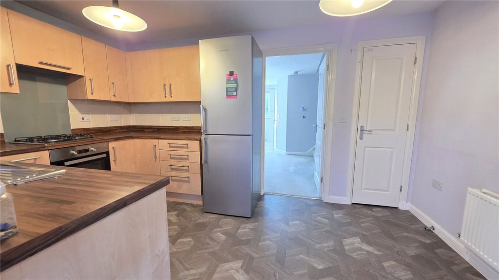 Property photo 3 of 8 Kitchen