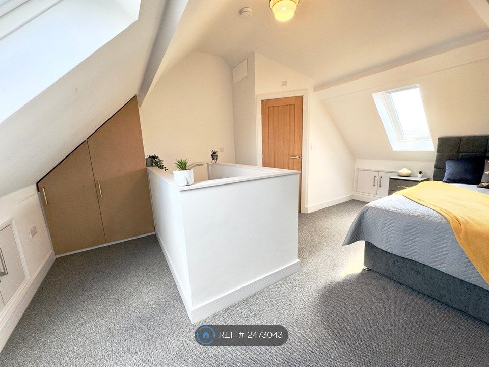 Property photo 3 of 35 Room 4 Attic