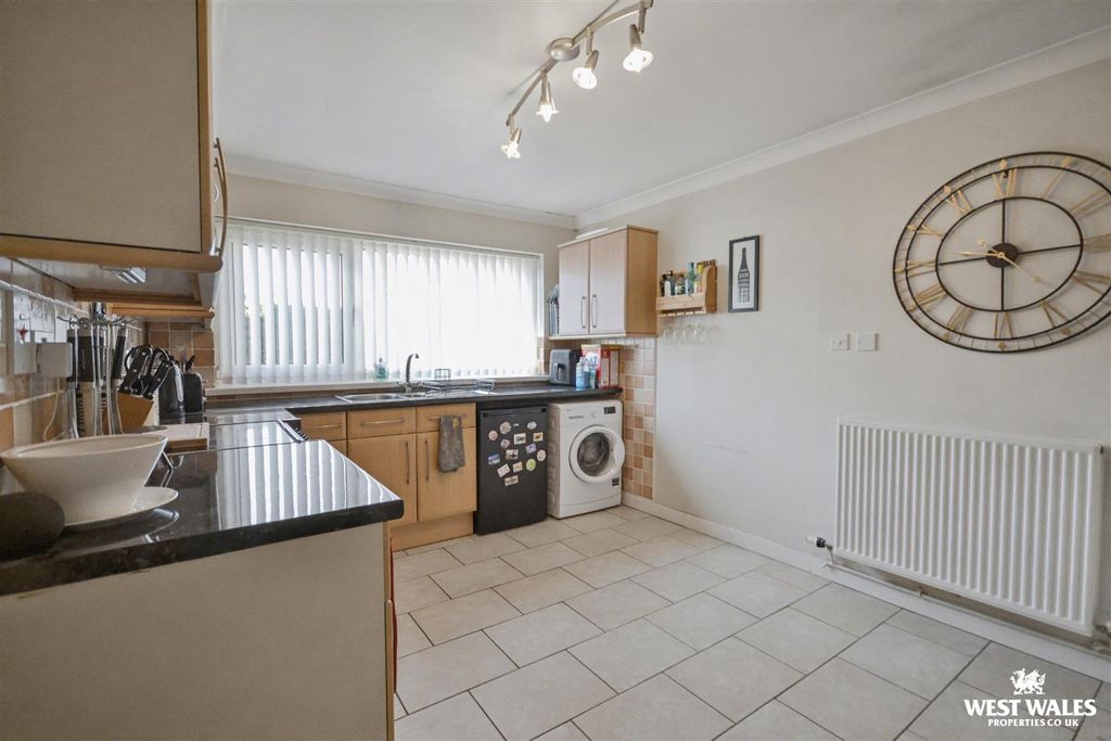 Property photo 2 of 25 Kitchen