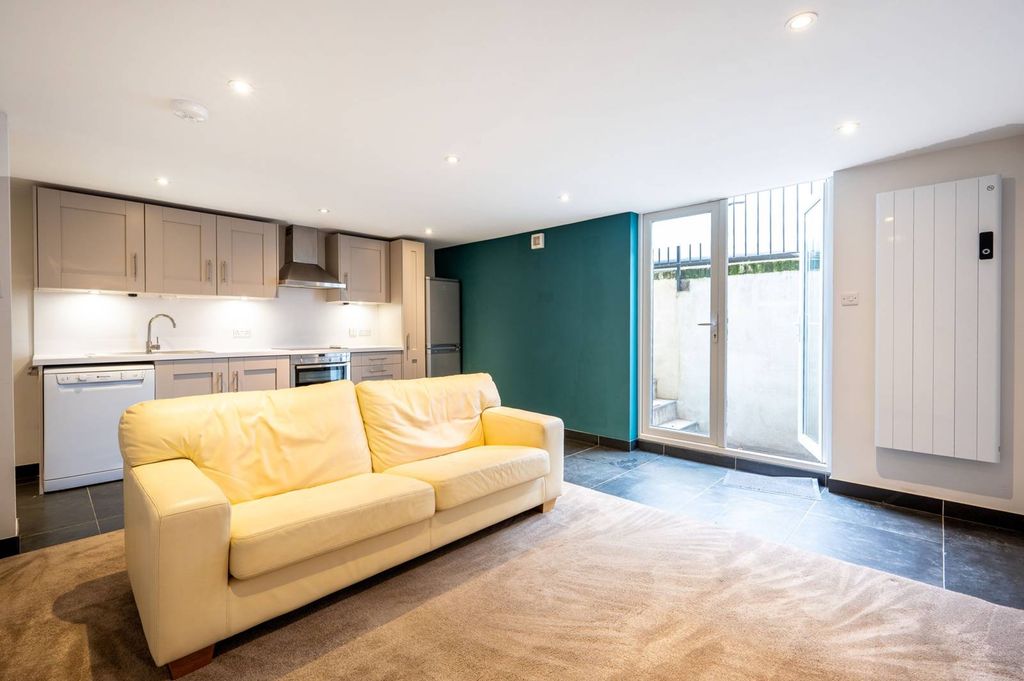 Property photo 3 of 7