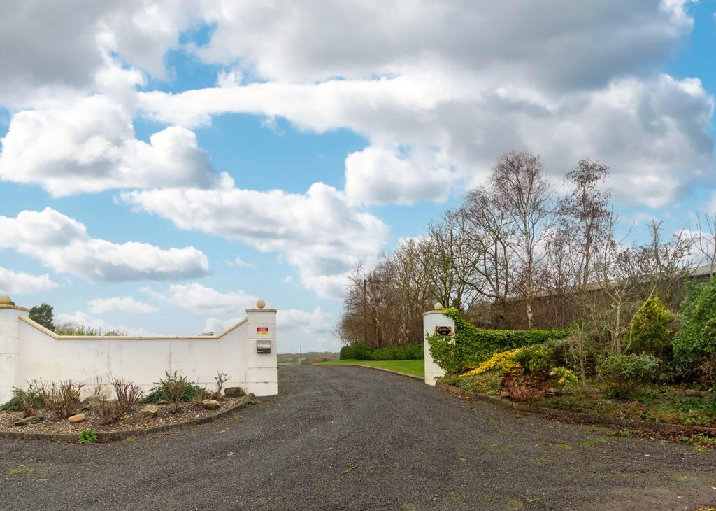 Property photo 2 of 55 001