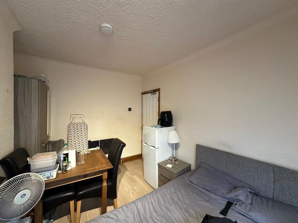 Property photo 3 of 8 Room 4 (2).Jpg
