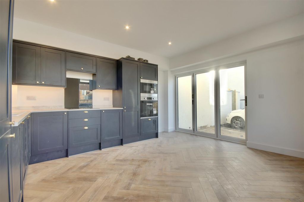 Property photo 1 of 17 96C5D9E6-0737-4E54-Be46-D6E91002Bcf4_1_201_A.Jpeg