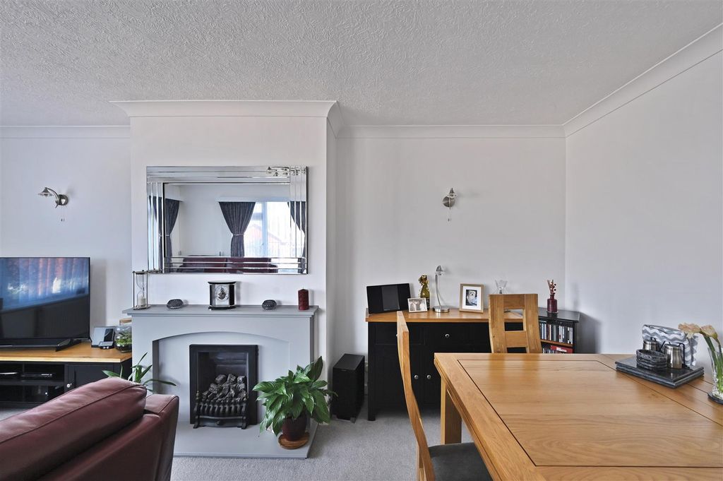 Property photo 3 of 26 10-Sussex-Close-Tn39-4Jq (11).Jpg