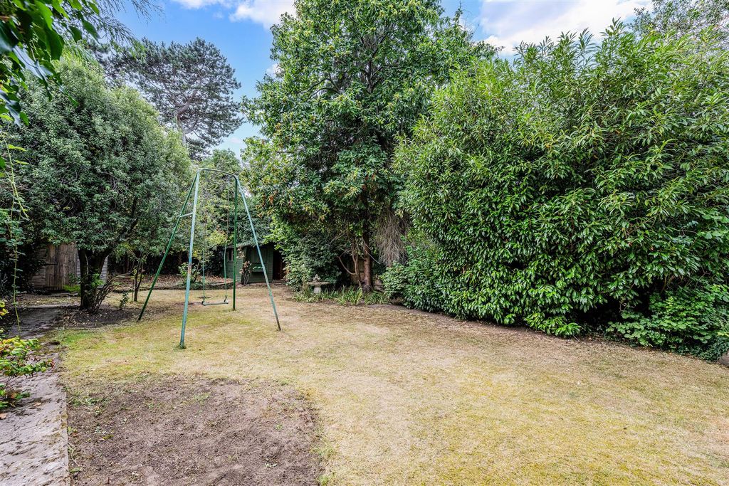 Property photo 3 of 16 Cheam Road, (1).Jpg