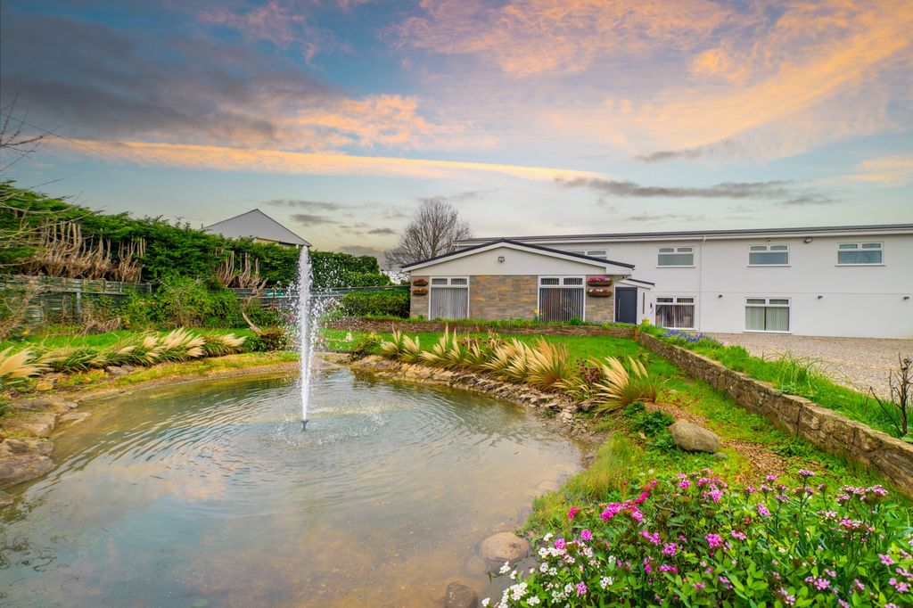 Property photo 2 of 54 Award-Winning Media Team On Every Listing_38