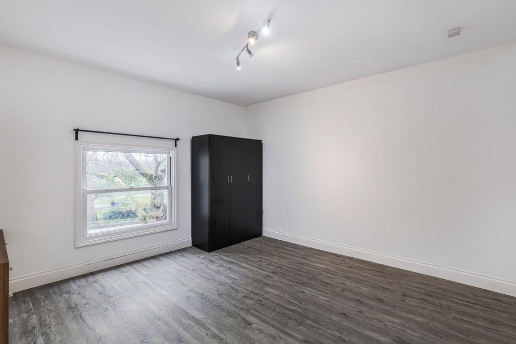 Property photo 1 of 10 Living Room