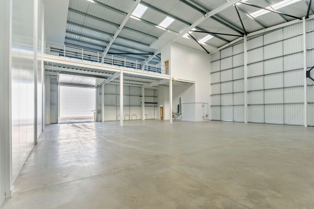 Property photo 3 of 17 8621192-Interior02-800