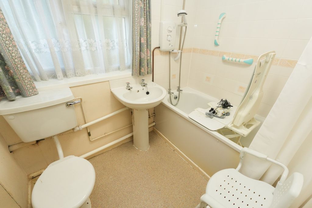 Property photo 3 of 7 Bathroom