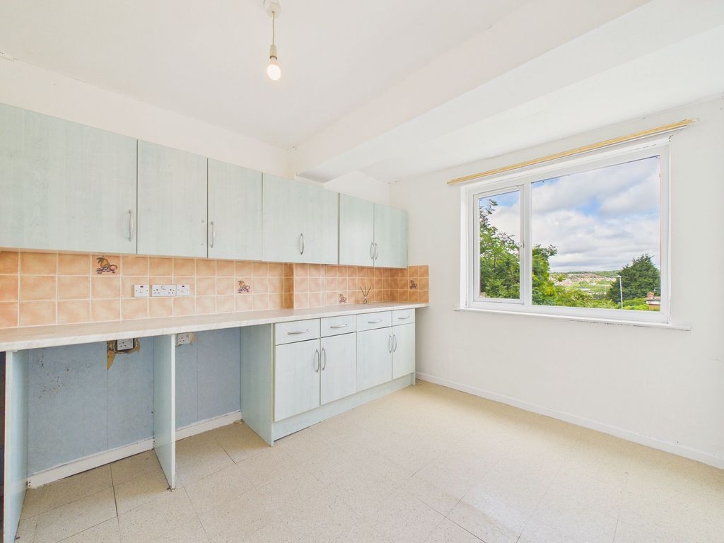 Property photo 3 of 11 Kitchen