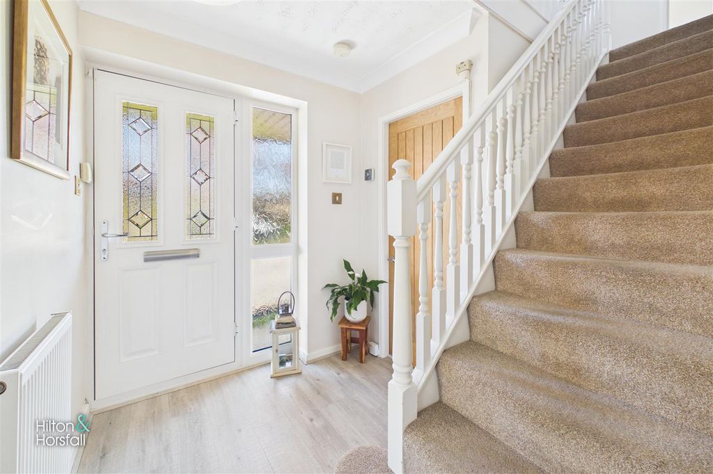 Property photo 2 of 28 Applegarth