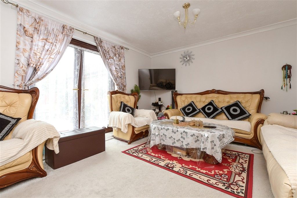 Property photo 3 of 9 Lounge