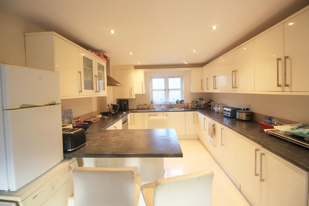 Property photo 3 of 9 Kitchen.Jpg