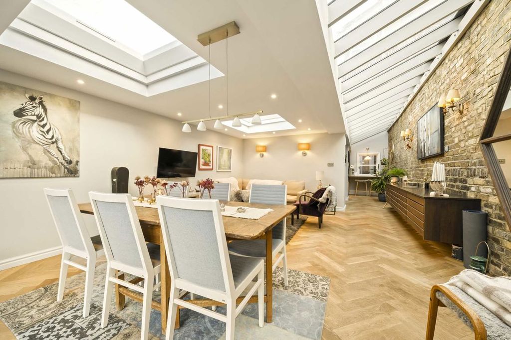 Property photo 2 of 8