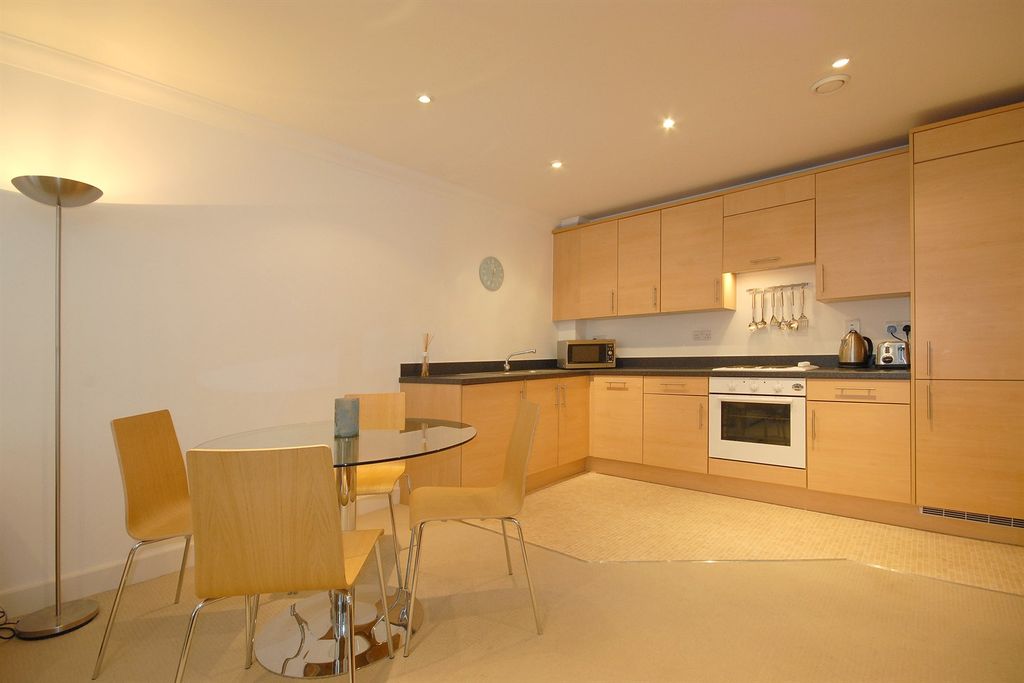 Property photo 2 of 5 Living Room / Kitchen