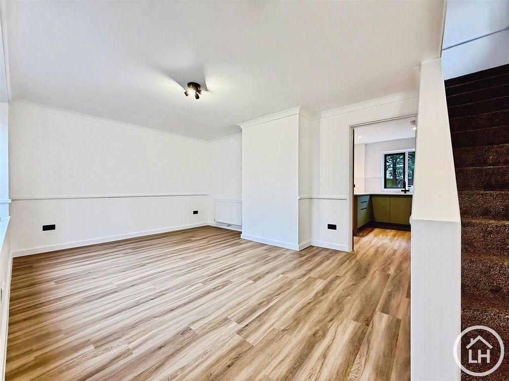 Property photo 3 of 14 Lounge