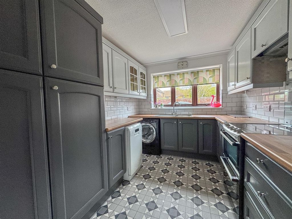 Property photo 3 of 19 Kitchen