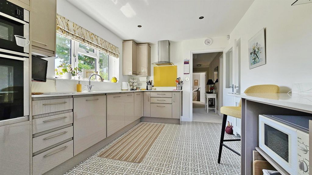 Property photo 2 of 24 Kitchen/Breakfast Room