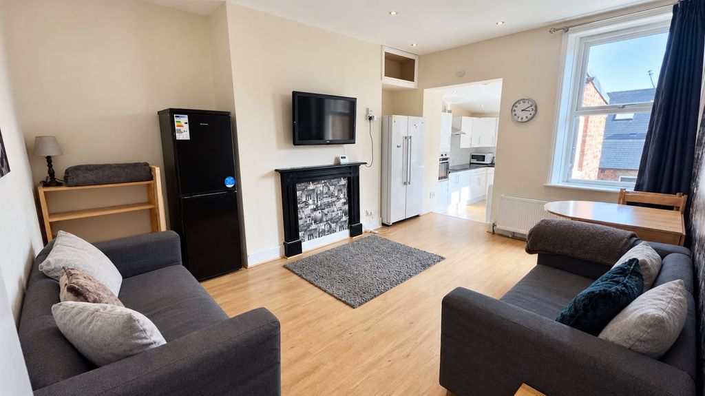 Property photo 1 of 11 Sitting Room