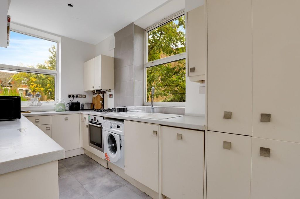 Property photo 3 of 12 11-5999Jhpropworld - Flat 2, 76 Lawrie Park Road -