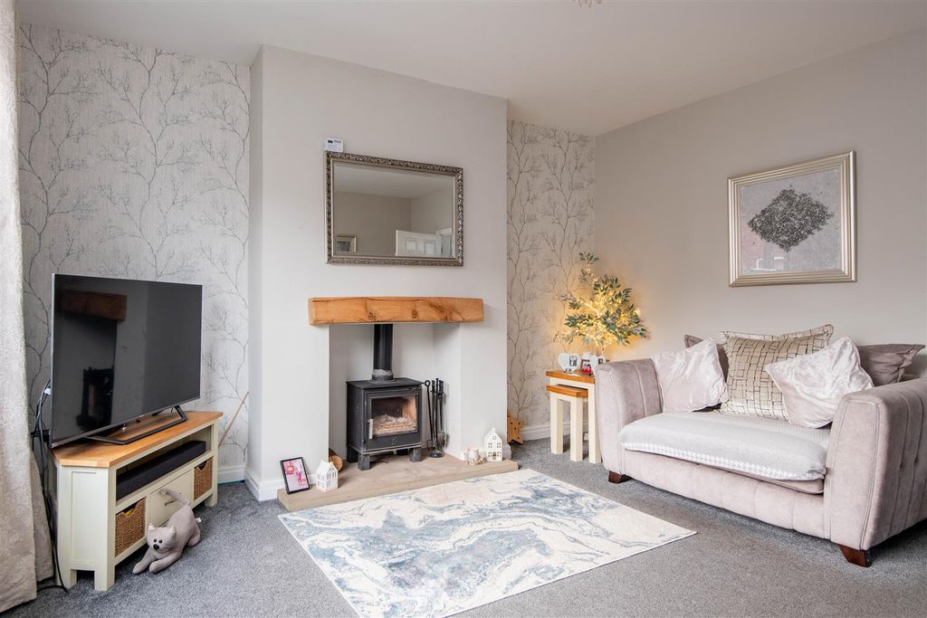 Property photo 2 of 16 Lounge