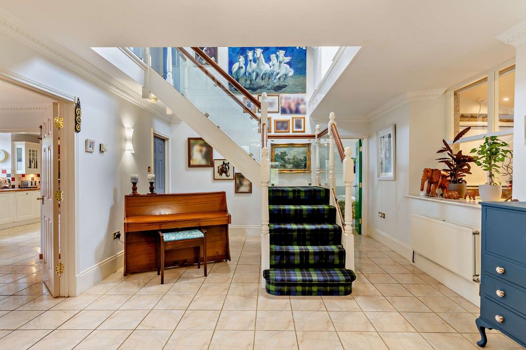 Property photo 3 of 23 Entrance Hall