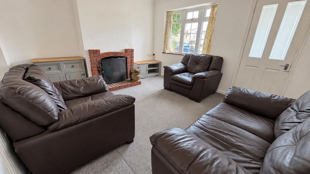 Property photo 2 of 16 Lounge