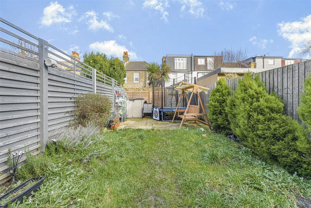 Property photo 3 of 10 Garden