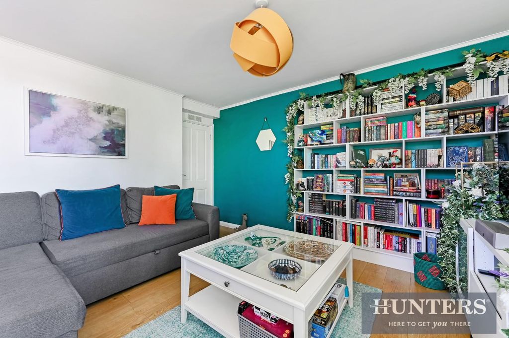 Property photo 2 of 12 St Andrews Close, -7.Jpg