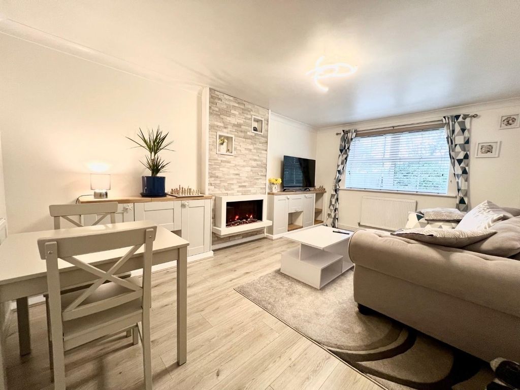 Property photo 2 of 9 21 Coppice 8.Jpg