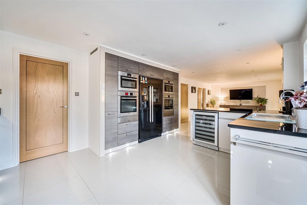 Property photo 3 of 17 1381924-24-691B589Fc0625.Jpg