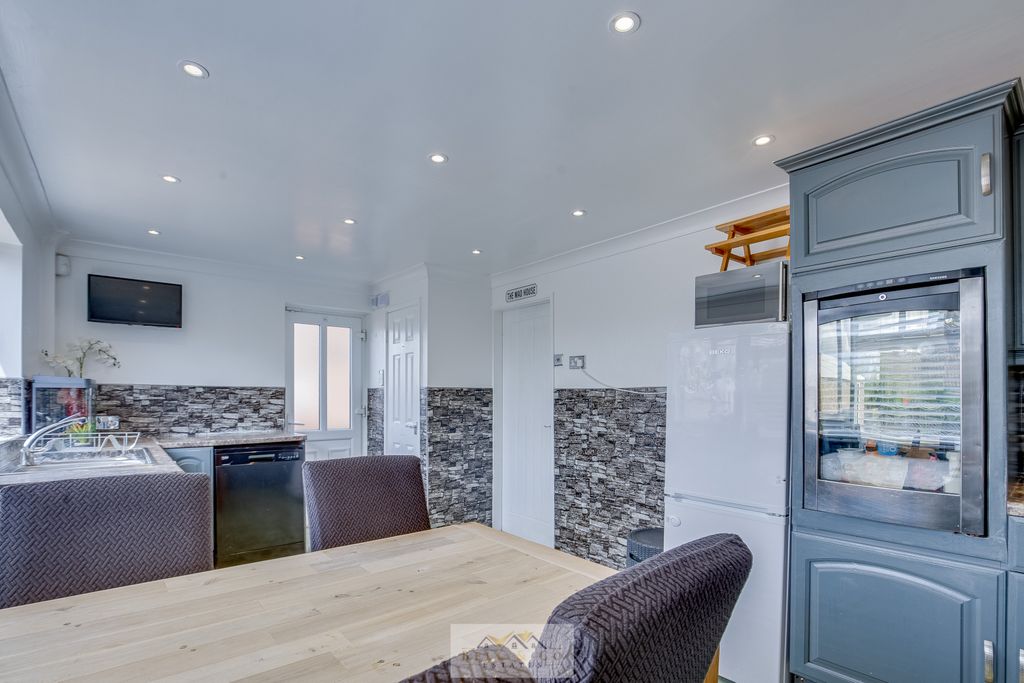 Property photo 3 of 23 Kitchen 1.4