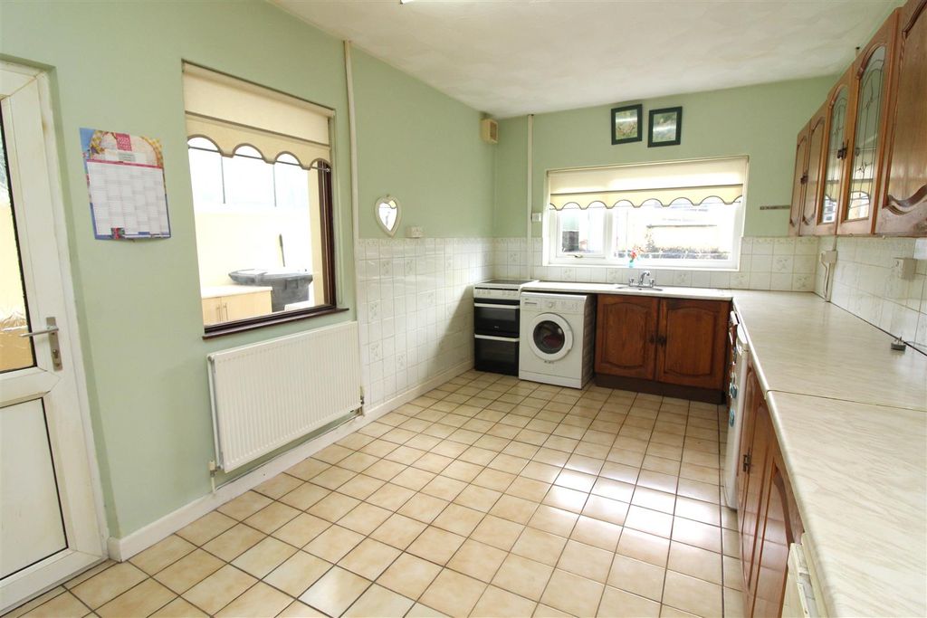Property photo 3 of 27 Kitchen/Breakfast Room